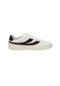 Weiße Leder-Sneaker mit dunkelbraunen Wildleder-Seitenstreifen und beiger Gummisohle, von der Außenseite auf einem weißen Hintergrund gezeigt.