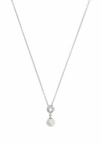 Silvrig halsband med en rund vit pärla som hänge, upphängd från en vriden metalldel, med en fin kedjedesign.