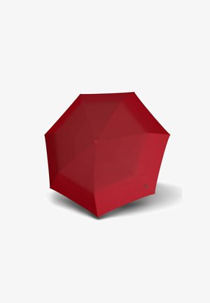 Roter Regenschirm mit einer glatten Stoffoberfläche, achteckiger Form und einem zentralen Knopf zum Öffnen. Keine sichtbaren Muster oder Hardwaredetails.