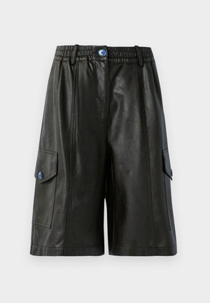 Shorts cargo en cuir noir avec une taille élastique, présentant deux poches latérales, une fermeture éclair à l'avant et un accent bouton bleu.