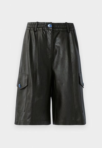 Crne kožne cargo kratke hlače s elastičnim pojasom, koje imaju dva bočna džepa, prednji zatvarač i plavi gumb kao ukras.
