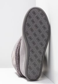Guess Kotníkové boty na klínu - light grey