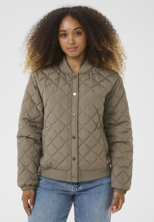 Veste bomber matelassée olive avec fermetures à pression, poignets et ourlet côtelés, en tissu doux et texturé avec un col rond.