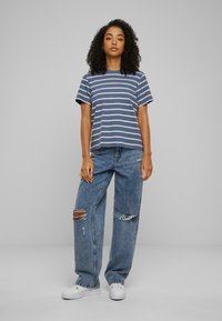 Urban Classics STRIPED BOXY - Triko s potiskem - whitesand vintageblue