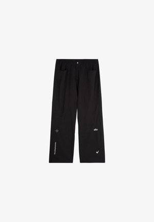 Pantalons noirs amples en tissu léger. Comprend des poches avant et des logos blancs sur le bas des jambes. Texture lisse.