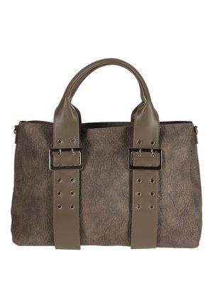 Taupekleurige handtas met een gestructureerd lichaam, twee brede glanzende banden met grote zilveren gespen en afgeronde handvatten.