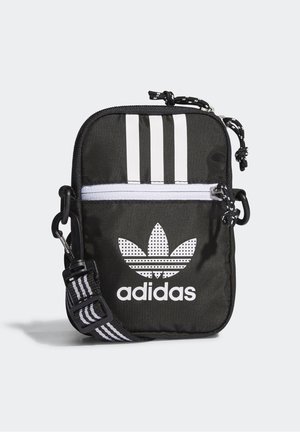 Sac bandoulière en nylon noir avec des accents rayés blancs, doté d'une poche zippée à l'avant et du logo Adidas sur le devant. Sangle réglable.