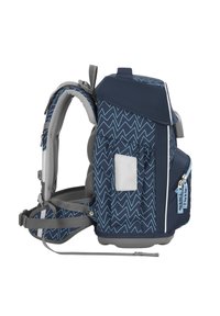 Zaino blu navy con un motivo a zigzag, dettagli grigi, spallacci imbottiti, multiple tasche e chiusura con pattina superiore. Presenta spallacci regolabili.