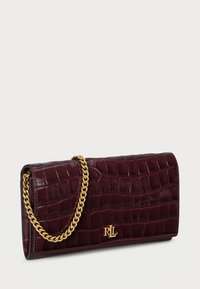 Burgundin patentoitu nahkalompakko, jossa on krokotiilikuvio, kultaketjuolalla ja kultalogolla edessä.