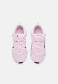 Zapatillas de malla rosa con acentos negros, suelas blancas y cordones. Cuentan con una correa de velcro y un lazo para un fácil acceso.