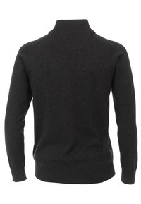 Suéter gris oscuro con cuello alto, mangas largas y puños y dobladillo de canalé. Hecho de un material de punto texturizado. Sin patrones ni acentos visibles.