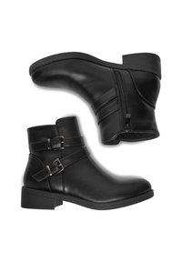 Czarne botki za kostkę wykonane z gładkiej skóry, z podwójnymi klamrami, zamkiem błyskawicznym z boku i grubym obcasem. Prosty design z teksturalnymi akcentami.