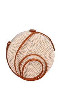 Borsa rotonda in paglia intrecciata con una finitura beige texture, accentuata da un manico in pelle marrone e una chiusura a bottone in cima.