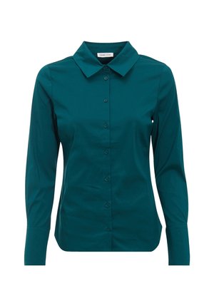 Blouse bleu sarcelle à manches longues avec col pointu, taille ajustée et poignets boutonnés sur fond blanc.