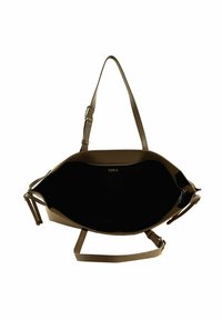 Sac à main en cuir marron avec une texture lisse, doté d'un grand compartiment ouvert et d'une bandoulière réglable. L'intérieur est noir avec le logo de la marque.