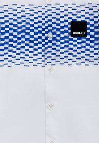 Camicetta bianca a maniche corte con motivo geometrico blu, caratterizzata da una patch nera con il logo "Bugatti" e bottoni in plastica trasparente.