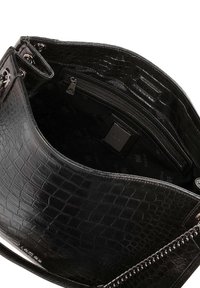 Fekete műbőr kézitáska krokodilmintával, ezüst hardware-rel, belső cipzáras zsebbel és logómintás bélelt belső résszel.