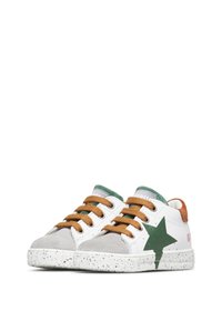 Sneakers bianchi in pelle con un tocco di verde a forma di stella, lacci marroni e punte in suede grigio. Suola bianca strutturata con macchie nere.