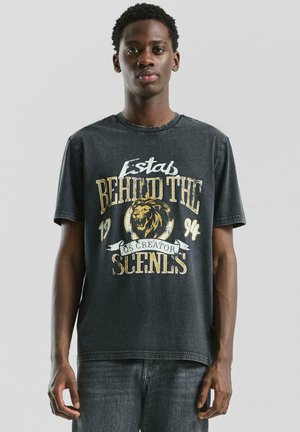 - T-shirt z nadrukiem