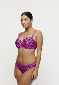 Roze bikini met zebraprint, bestaande uit een top met gevormde cups en verstelbare bandjes, en een lage taille broekje. Zachte, elastische stof met een glanzende afwerking.