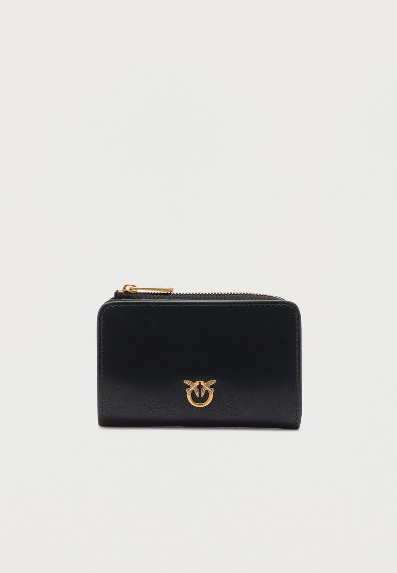 Μαύρο δερμάτινο πορτοφόλι με φερμουάρ σε χρυσό χρώμα και μικρό χρυσό έμβλημα δύο πουλιών σε δαχτυλίδι στο κέντρο της πρόσοψης.