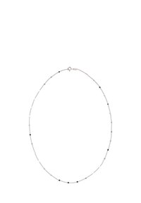 Sølv halskæde med skiftende sorte og grå perler ind imellem små metalled, med en sikker lås.