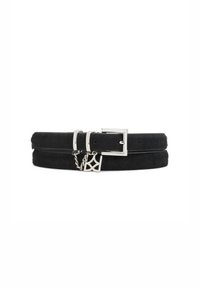 Zwarte leren riem met een zilveren gesp, voorzien van een ketting met een geometrische charme. Soepele textuur en een slank, smal ontwerp.