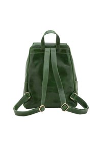 Zaino in pelle verde con un design elegante, spallacci regolabili e dettagli in metallo dorato. Texture liscia con una silhouette moderna.