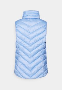 Světlomodrý bezrukávový vest s vysokým límcem. Vyroben z prošívaného materiálu s vzorem šípu. Hladká textura, pohodlný design.