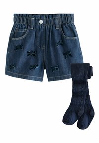Jeanshorts i marineblå farve, med spredte velour sløjfe-applikationer; parret med matchende textured marineblå knæstrømper.