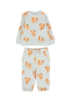 Kinder grijze lange mouwen top en broek set met oranje eekhoorns die overal kleurrijke hoeden dragen.