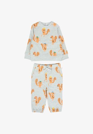 Ensemble pour enfants comprenant un haut à manches longues gris et un pantalon, orné d'écureuils orange portant des chapeaux colorés imprimés partout.