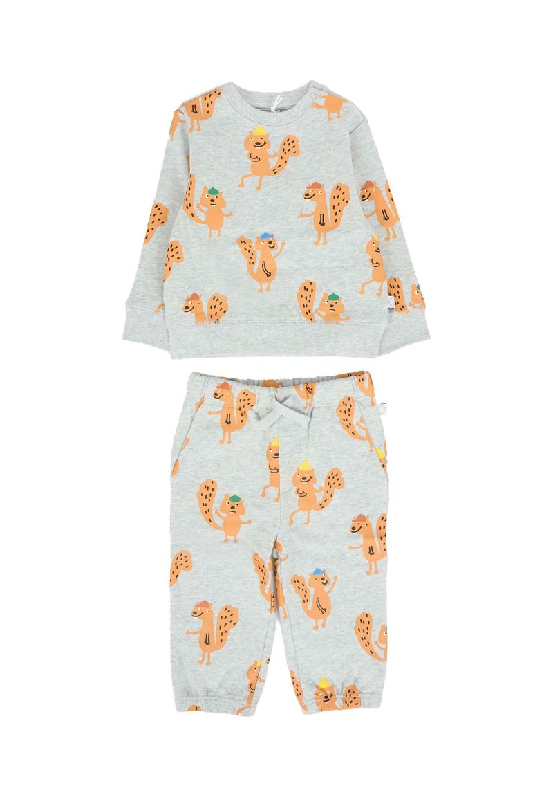 Set di maglietta a maniche lunghe e pantaloni grigi per bambini con scoiattoli arancioni che indossano cappelli colorati stampati su tutta la superficie.