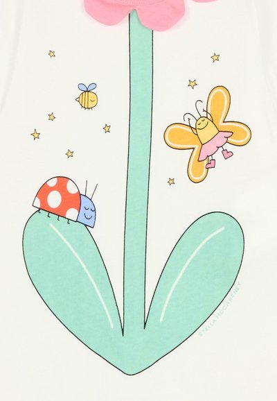 Biała tkanina z dużym zielonym pniem kwiatu, na którym znajduje się czerwony biedronka w białe kropki, żółty motyl, pszczoła oraz małe gwiazdki. Różowy kołnierzyk.