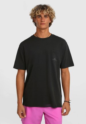 T-shirt nera a maniche corte con scollo rotondo e taschino sul petto a sinistra. Presenta un dettaglio logo discreto sulla tasca. Tessuto dalla texture morbida.