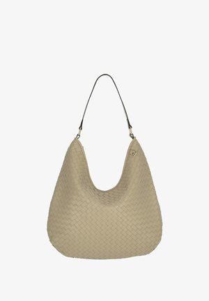 Beżowa torba na ramię z plecionej skóry z pojedynczym czarnym paskiem i małym złotym logo w pobliżu górnej krawędzi.