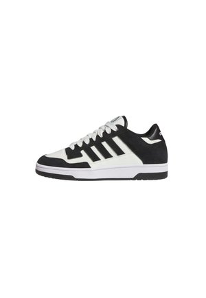 Nízkoprofilová Adidas teniska v čiernej a bielej farbe s tromi čiernymi pruhmi, bielymi šnúrkami a plochou bielou podrážkou.