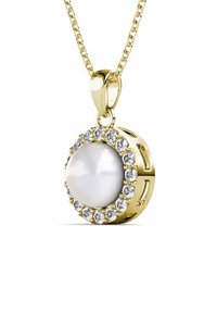 Collana con pendente in oro caratterizzata da una perla bianca centrale circondata da un insieme circolare di strass trasparenti, attaccata a una catena.