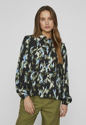 Schwarze Bluse mit einem bunten abstrakten Muster in Blau, Grün und Weiß. Sie hat einen Kragen, eine Knopfverschluss und geraffte Ärmel.