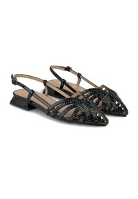 Zwarte slingback schoenen met een spitse neus, met een open ontwerp en kruisende banden en een lage blokhak. Glad textuur en minimalistische stijl.
