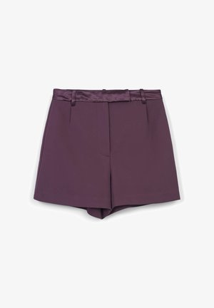 Lila maßgeschneiderte Shorts aus glattem Stoff. Verfügt über einen satinierten Bund, Faltendetails und seitliche Taschen.