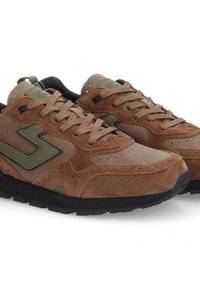 Baskets en daim marron avec des accents verts, panneaux perforés et semelles en caoutchouc noires. Présente un design à lacets et des détails de logo sur la languette.