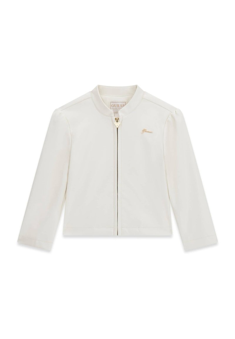 Jachetă scurtă albă cu mâneci lungi, având guler rotund, fermoar frontal și detaliu logo auriu pe piept. Textură netedă.