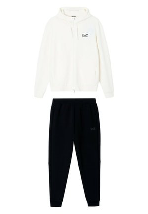 Felpa bianca con cappuccio e zip con logo EA7 abbinata a pantaloni jogger neri con logo EA7 sulla tasca.