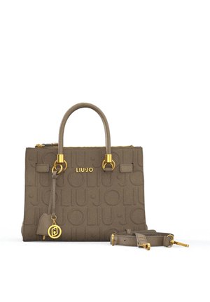Bolso rectangular taupe con herrajes dorados, patrón de logo en relieve, asas superiores y correa de hombro desmontable a su lado.