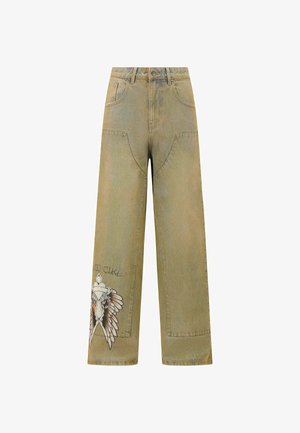 Weite olivgrüne Jeans mit aufwendiger bestickter Flügel-Vogelmotiven am linken Bein und traditionellem Fünf-Taschen-Design.