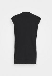 Top nero a maniche corte, realizzato in tessuto morbido, con una vestibilità rilassata, scollatura tonda e dettagli di cucitura discreti attorno alle maniche.