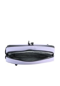 Bolso rectangular en lavanda y negro, fabricado con material duradero, que cuenta con un doble cierre de cremallera y un interior texturizado gris con un patrón.