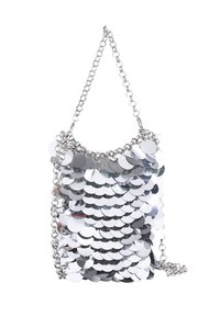 Silberne Pailletten-Tasche mit einer Kettenriemen. Verfügt über runde Pailletten, die die Oberfläche bedecken und das Licht reflektieren. Kompakte rechteckige Form.