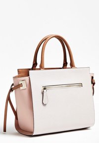 Rakennettu kassi hiekanvärisestä vaaleanpunaisesta ja ruskeasta nahasta, jossa on kaksoiskahvat, irrotettava olkahihna ja vetoketjullinen ulkotasku.